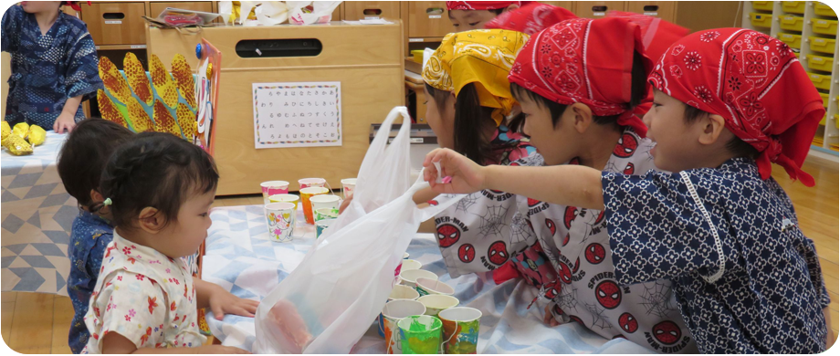 プールで遊ぶ子供たち